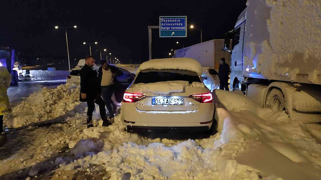 Ekiplerin gece boyunca yaptığı çalışmalar sonucunda yol yaklaşık 17 saat sonra kontrollü olarak trafiğe açıldı.