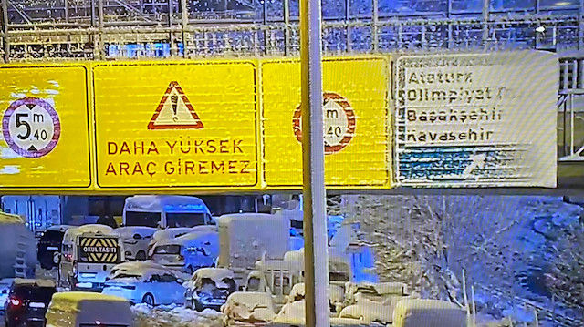 Vali Yerlikaya'dan çağrı: TEM ve E-5'te park edilen araçları kaldırın