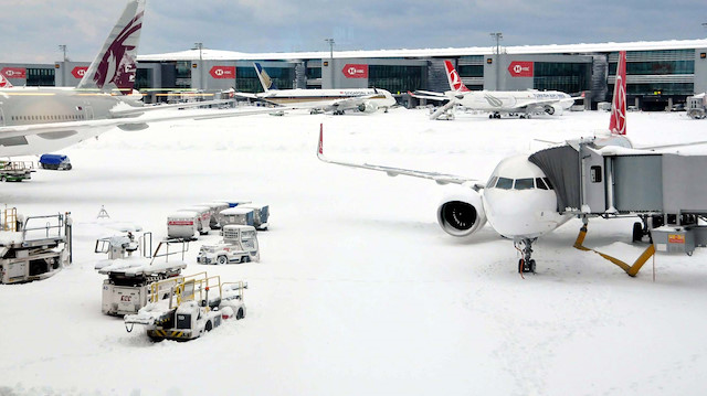 İstanbul Havalimanı'nda kar temizleme çalışmaları