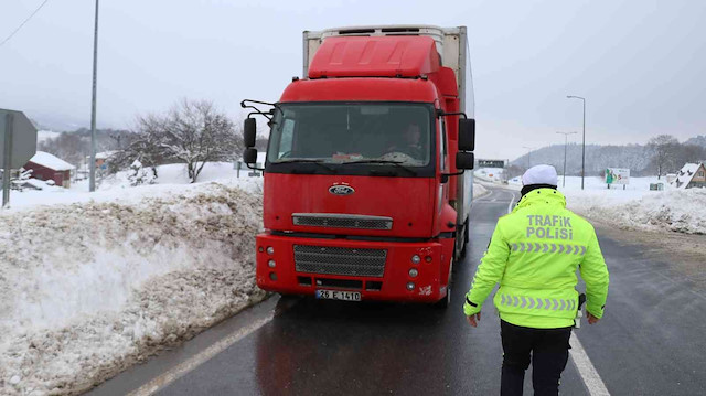 Trafik ekipleri, otobüs ve ağır tonajlı araçları durdurarak dinlenme tesislerine yönlendiriyor.