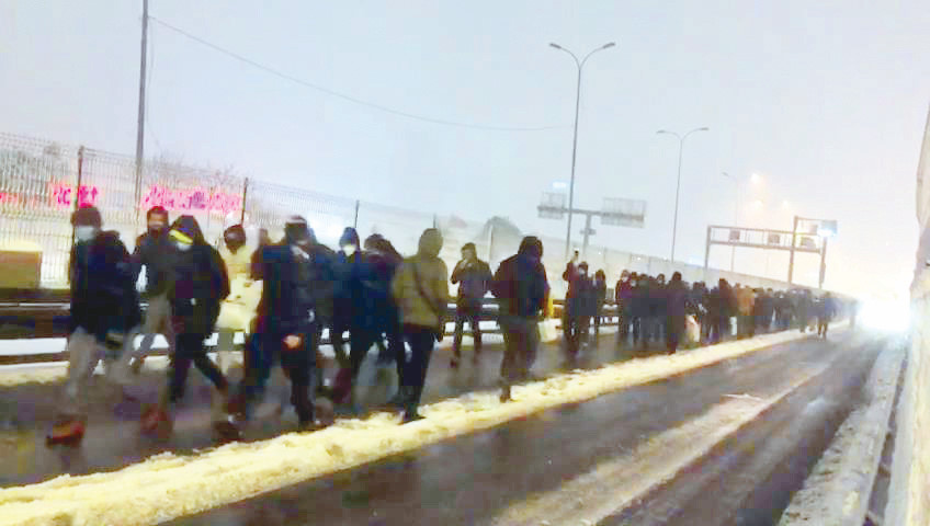 Avcılar, Yenibosna, Mecidiyeköy ve Cevizlibağ metrobüs duraklarındaki nkalabalıklar yollara taştı. Birçok tramvay ve otobüs seferleri iptal edildi. n