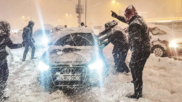 İstanbul'da yoğun kar nedeniyle araçlar kara saplanıp kaldı.