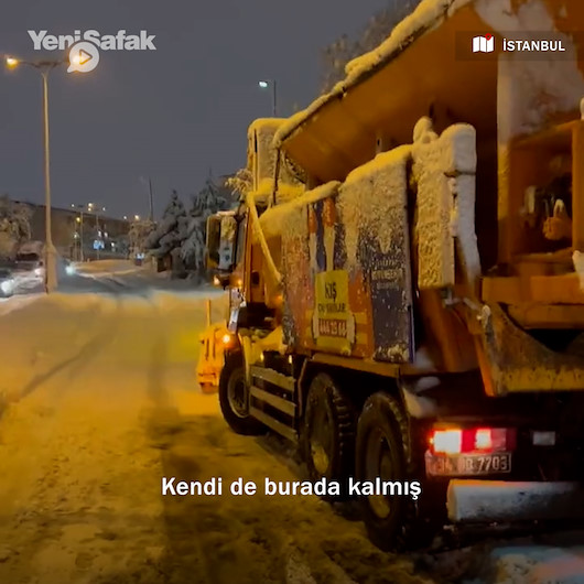 İstanbullu çekti Kar küreme aracı yolda kalmış kış lastiği yok