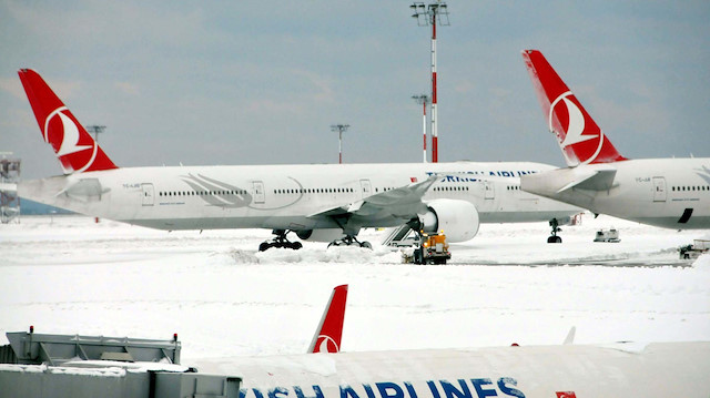 İstanbul Havalimanı'nda kar temizleme çalışmaları sürüyor.