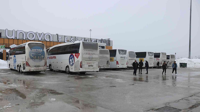 İstanbul’a gidemeyen yolcular saatlerdir Bolu’daki tesislerde bekletiliyor.