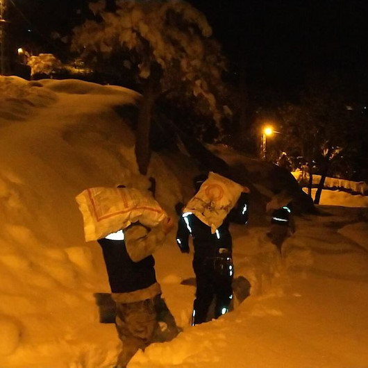 Kahramanmaraş'ta karın yolunu kapattığı ailenin biten yakacağını jandarma sağladı