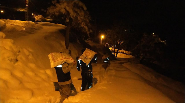 ​Kahramanmaraş'ta karın yolunu kapattığı ailenin biten yakacağını jandarma sağladı