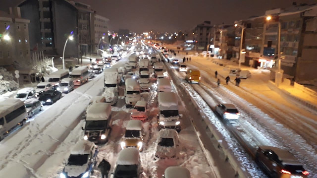 İstanbul'da trafik yoğunluğu yüzde 90'a ulaştı: Vatandaş saatlerdir yollarda mahsur
