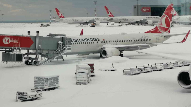 İstanbul Havalimanı’ndaki pistleri temizleme çalışması sürüyor.