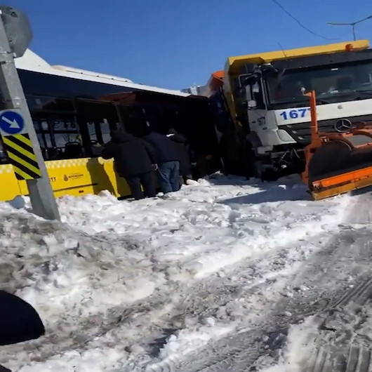 İBBnin karla mücadele aracı kurtarmak istediği İETT otobüsüne çarptı