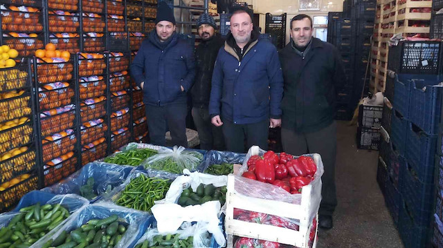 Kar İstanbul'da halleri de vurdu: Sebze ve meyvelerin yarısı dondu