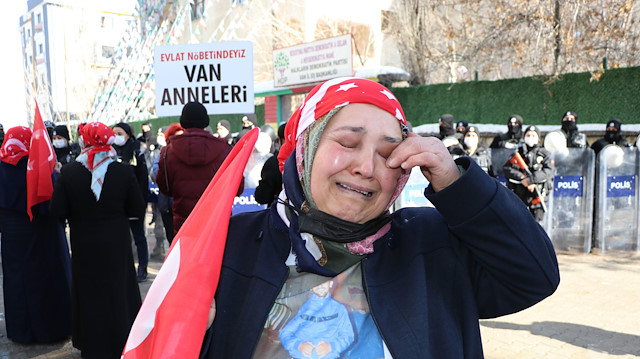 Vanlı aileler HDP İl Başkanlığı önündeki eylemlerini sürdürdü.