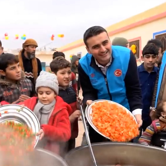 CZN Burak İdlibde savaş mağduru çocuklar için yemek pişirdi