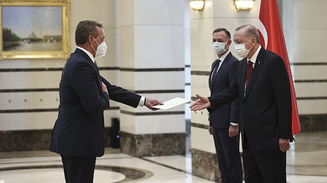 ABD Büyükelçisi Flake Cumhurbaşkanı Erdoğan'a güven mektubu sunarak resmen göreve başladı. 
