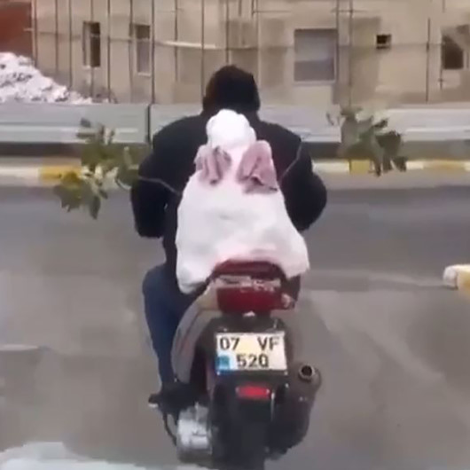 Antalyada gülümseten görüntü: Motosikletin arkasına oturttuğu kardan adamı gezdirdi