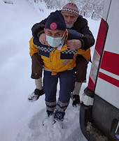 Ambulans şoförü 500 metre sırtında taşıdı
