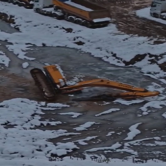 Ataşehirde iş makinesinin buz kaplı suya düşme anı kamerada