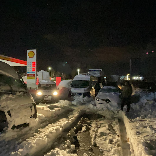 Sürücüler Hadımköyde kurtarılmayı bekliyor: Beyaz Masayı arıyoruz 5 dakikaya açılacak diyor 36 saattir buradayız