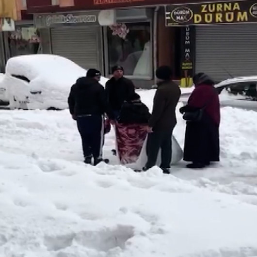 Arnavutköyde diyaliz hastasını battaniyeye sarılı şekilde 5 kilometre taşıdılar