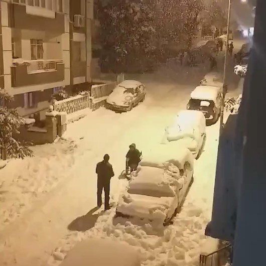 İstanbulda engelli oğluyla kartopu oynayan babanın görüntüsü yürekleri ısıttı