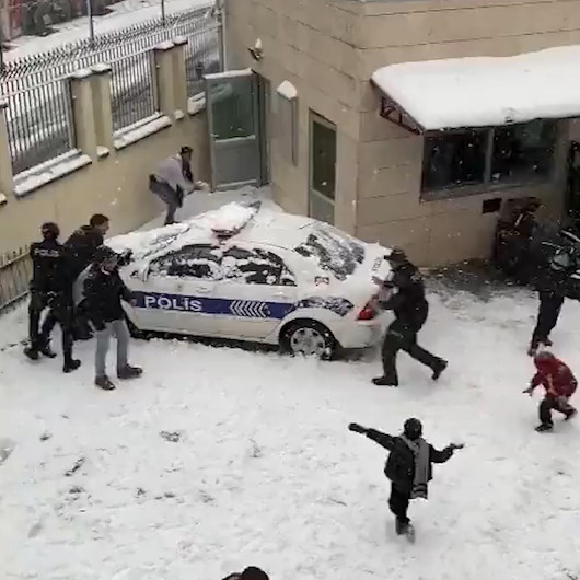 Esenlerde polis ekipleri çocuklarla kartopu oynadı