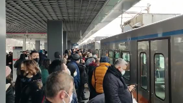 İstanbul'da yine metro arızalandı: Yolcular durakta bekledi