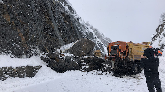 Dev kayalar yuvarlandı: İstanbul-Zonguldak yolu heyelan nedeniyle ulaşıma kapandı
