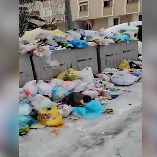 Küçükçekmecede toplanmayan çöpler mahalleliyi isyan ettirdi