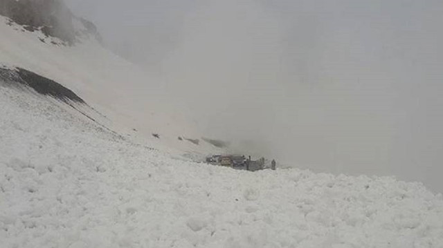 Erzurum'da çığ düştü: 2 kişi kar altında kaldı