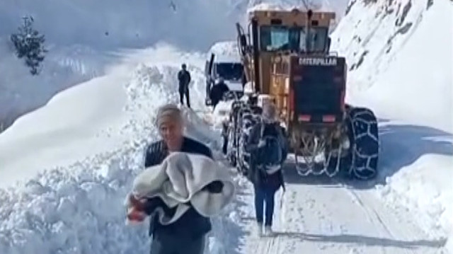 Kahramanmaraş'ta karda mahsur kalan Oğuz bebek hastaneye ulaştırıldı