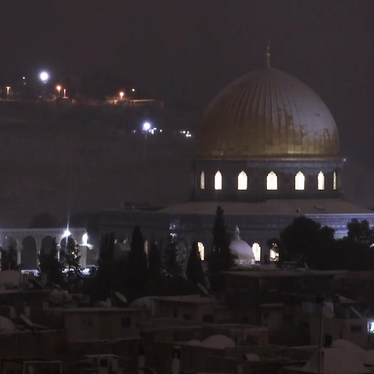 Filistinliler Kudüse akşam saatlerinde bastıran karın tadını çıkardı