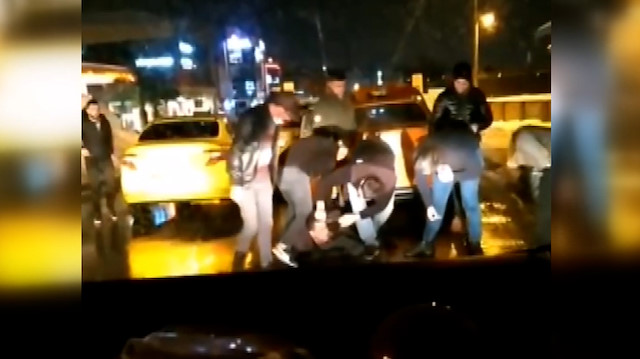 Benzinlikte taksiyi çalan kişiyi taksiciler yakalayıp dövdü