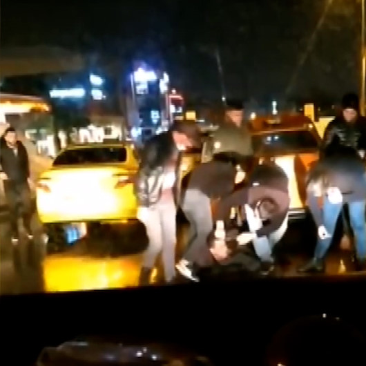 Benzinlikte taksiyi çalan kişiyi taksiciler yakalayıp dövdü
