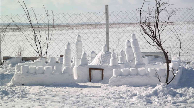 Herkes kardan adam yaparken onlar 8 minareli cami yaptı