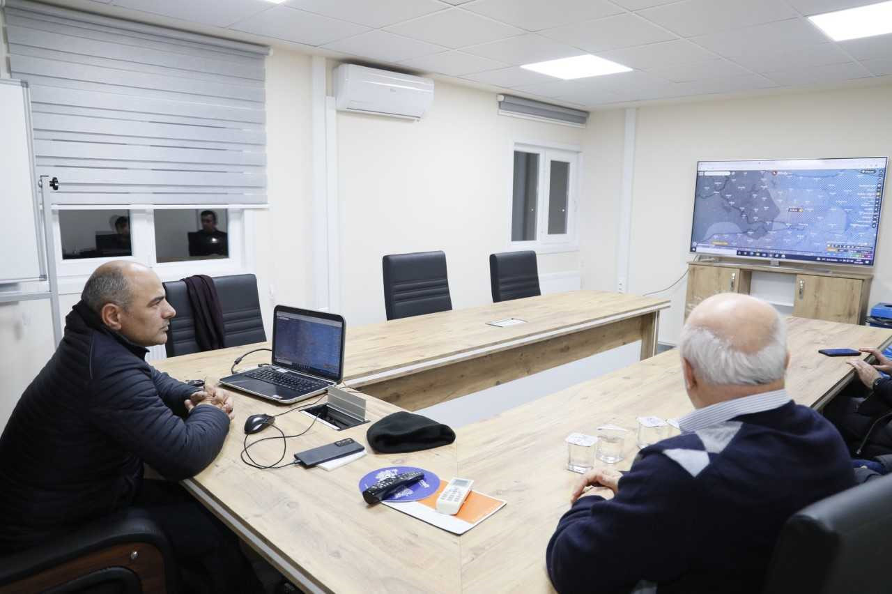 Başkan Şener Söğüt de Fen İşleri Müdürlüğü’nde kurulan sistem üzerinden çalışmaları yakından takip etti.