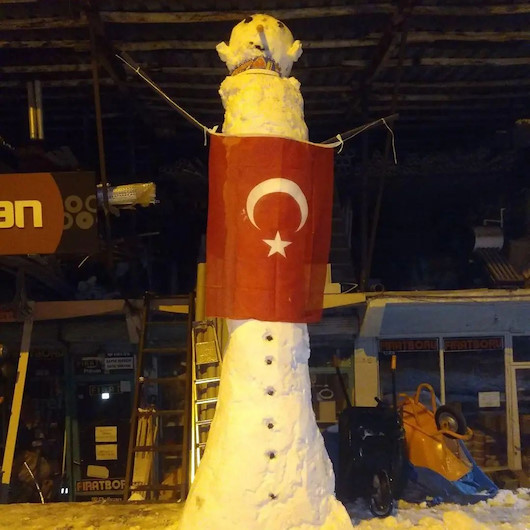 Elazığda vatandaş yaklaşık 4 metre uzunluğunda kardan adam yaptı