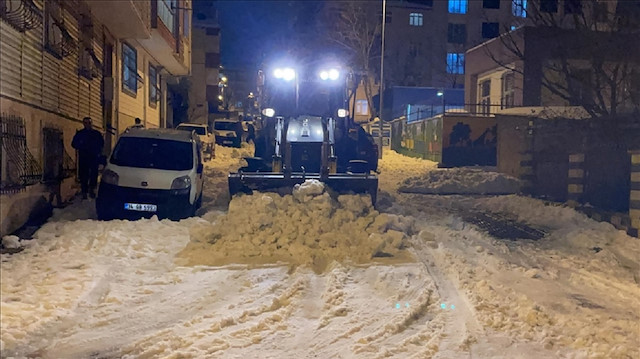 İstanbul'da bir kişi sokağındaki karları kendi iş makinesiyle temizledi. 