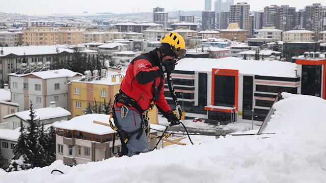 Gaziantep'te dağcılar hobilerini çatılardaki karla gelire çevirdi