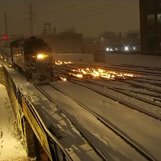 ABDde buz tutan tren rayları ateşe verildi
