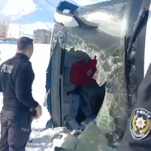 Buzlu yolda kayan otobüs devrildi: 2si ağır 9 yaralı