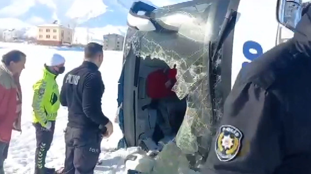 Buzlu yolda kayan otobüs devrildi: 2'si ağır 9 yaralı