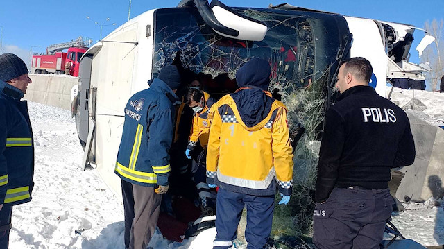 Van'da yolcu otobüsü devrildi: 2'si ağır 9 kişi yaralandı