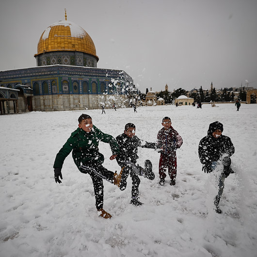 Kudüste kar sevinci: Mescid-i Aksada toplanan çocuklar doyasıya eğlendi
