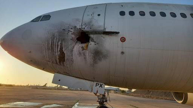 Füze saldırısında zarar gören uçak. 