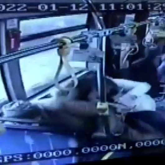 Sarıyerde iki otobüsün çarpıştığı kaza araç içi kamerasına yansıdı