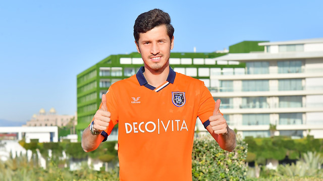 Salih Uçan Başakşehir formasıyla poz verdi.