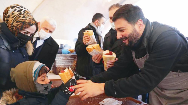 Kağıthane Belediye Başkanı Öztekin de mangalın başına geçerek pişirdiği sucukları vatandaşlara ikram etti.