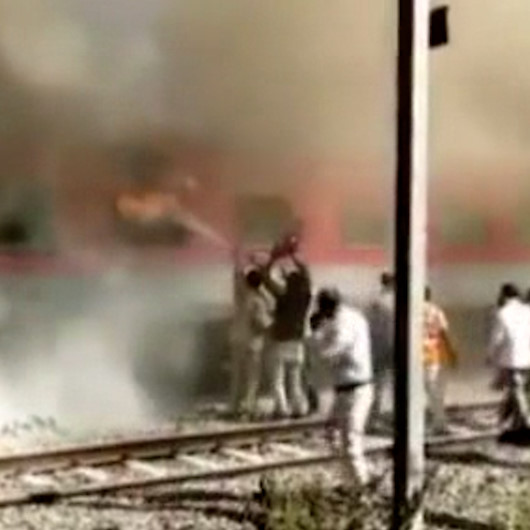 Hindistan’da 22 vagonlu trende yangın