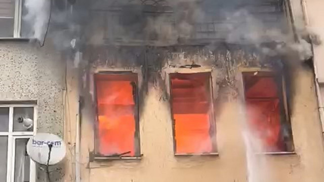 Alev alev yanan binaya müdahale için itfaiye ekipleri sevk edildi.