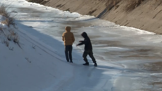 Çocukların buz tutan sulama kanalında tehlikeli oyunu kamerada